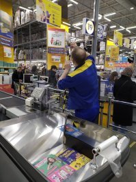 В Питере тоже установили такие экраны в Ленте и разметку