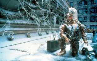 А может это был её папа и мама?  И уже в прошлом в конце 2019 года ведёт расследование путешественник во времени?