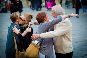 Ну я даже и не знаю, надо подумать... давай, пока думаем, рассмотрим примеры типичного Итальянского приветствия=)