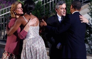 Ну я даже и не знаю, надо подумать... давай, пока думаем, рассмотрим примеры типичного Итальянского приветствия=)