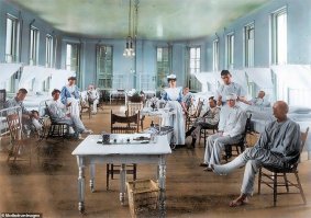 А это фото здесь причём ? Явно же какая-то палата для раненых - все в перевязках. И вряд ли имеет отношение к "испанке" - ни у кого нет масок