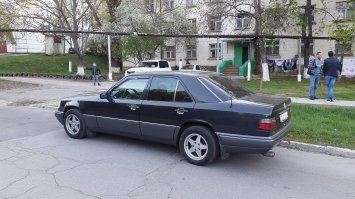 Это мой Мерс 1994 года, Е200, 225.000 км. И не собираюсь его продавать, чтоб купить какое-нибудь дорогое пластМАССОВОЕ новое ведро. Классика не стареет. Всем здоровья и хороших дорог.