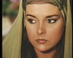 С последним промахнулись. Это фото сериала 2013 года. Свежак. А вот тот, что вы имели ввиду ниже на фото 1983 года выпуска. И лично мне актёры того первого нравятся куда больше. Фериде красотка огненная и даже сейчас в годах. Да и Кямран хорош что тогда, что сейчас.  (последнее фото сравнение "тогда и сегодня")