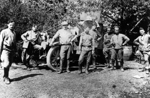 Это не обязательно Бельгия...
В ноябре 1915 года броневые части Русской Армии пополнились извне   в Россию прибыл Бельгийский автобронедивизион. Он потом воевал на Юго-Западном фронте в Галиции
Император Николай II на смотре Бельгийского бронедивизиона в Царском Селе. Декабрь 1915 года (РГАКФД). и др...