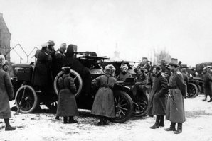 Это не обязательно Бельгия...
В ноябре 1915 года броневые части Русской Армии пополнились извне   в Россию прибыл Бельгийский автобронедивизион. Он потом воевал на Юго-Западном фронте в Галиции
Император Николай II на смотре Бельгийского бронедивизиона в Царском Селе. Декабрь 1915 года (РГАКФД). и др...