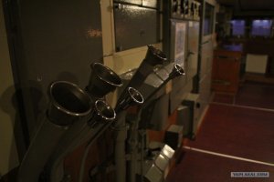 "...Французский посол писал, что желающие поговорить с кардиналом кричали в трубу. В какую еще трубу? В печную, наверное..."
Автор напрасно иронизирует. До изобретения телеграфа и телефона переговорные трубы широко использовались. Да и позже они использовались.