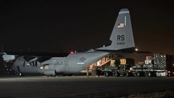 Бергамо. Вместо высадки в аэропорту Ломбардии, путинский конвой под камеры прогнали из Рима через пол-Италии.

Тем временем американские транспортники C-130 Hercules доставляют в Италию медоборудование (фото 4), но не кричат об этом на весь мир. Почему? Просто у стран разные цели