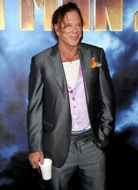 Челентано, спасибо что живой! Я его почти видел! Только я был на закрытии Венецианского фестиваля (ну, в смысле - на улице таращился на красную дорожку )), а он был на открытии... Зато я Мики Рурка увидел, хз как я его узнал, потому что в то время он уже в такое, сцка, чудовище превратился ))