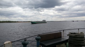 это не  чистый танкер а нефтерудовоз,тип так и назывался "нефтерудовоз"(древний как говно мамонта) а на второй картинке сухогруз тип"ВолгоДон"поздней серии