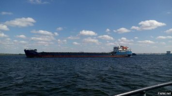 это не  чистый танкер а нефтерудовоз,тип так и назывался "нефтерудовоз"(древний как говно мамонта) а на второй картинке сухогруз тип"ВолгоДон"поздней серии