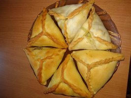Это покупные, бледненькие на бездрожжевом тесте, румяные на обычном.