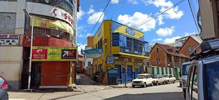 Антананариво, в час пик, обычно тут непротолкнуться. И БРДМка на страже стоит.