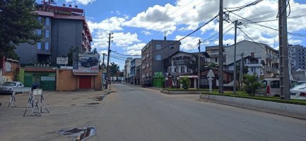 Антананариво, в час пик, обычно тут непротолкнуться. И БРДМка на страже стоит.