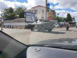 Антананариво, в час пик, обычно тут непротолкнуться. И БРДМка на страже стоит.