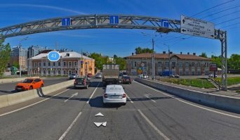 Вангую, что конфликт зародился на съезде с моста. Там с правого ряда можно только направо, но масса народа едет прямо, создавая толкотню и давку и порождая подобного рода конфликты.