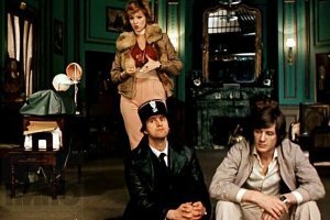 Смотрю много фильмов добавлено, которые точно не в одной локации и даже не в одном доме (условно). Тогда я добавлю обожаемый мной фильм "Ищите женщину". Там всё снимали в одном интерьере, хотя герои по сюжету и входили и выходили, все действия происходили именно в одном помещении.