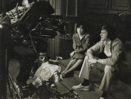 Смотрю много фильмов добавлено, которые точно не в одной локации и даже не в одном доме (условно). Тогда я добавлю обожаемый мной фильм "Ищите женщину". Там всё снимали в одном интерьере, хотя герои по сюжету и входили и выходили, все действия происходили именно в одном помещении.