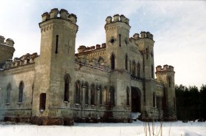 Показали бы замок в Коссово (Белоруссия). Каким он был до войны, после войны, и какой сейчас.
У меня есть фото только 2004 года