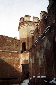 Показали бы замок в Коссово (Белоруссия). Каким он был до войны, после войны, и какой сейчас.
У меня есть фото только 2004 года