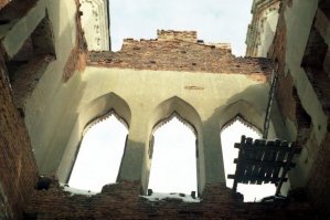 Показали бы замок в Коссово (Белоруссия). Каким он был до войны, после войны, и какой сейчас.
У меня есть фото только 2004 года