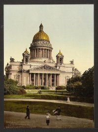 какая-то странная передача цветов - Исаакиевский почти белый, хотя в реальности он отделан гранитом и достаточно темный - а Казанский на фото темный, хотя в реальности он из светлого песчанника ( его "современный" темный цвет получился из-за обработки химией. которая якобы должна была предотвратить разрушение песчанника )