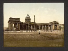 какая-то странная передача цветов - Исаакиевский почти белый, хотя в реальности он отделан гранитом и достаточно темный - а Казанский на фото темный, хотя в реальности он из светлого песчанника ( его "современный" темный цвет получился из-за обработки химией. которая якобы должна была предотвратить разрушение песчанника )