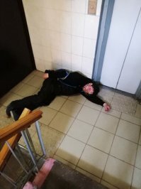 первый день "недельной самоизоляции"..утром выношу мусор..и вот: картина маслом...
во избежание обвинений в разжигании панических настроений и штрафов от правоохранителей: все хорошо..тело храпело и пахло "антисептиком"...но "осадочек -то остался" ©..