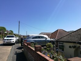 дорога выше данного дома. В холмистой местности, обычное дело.