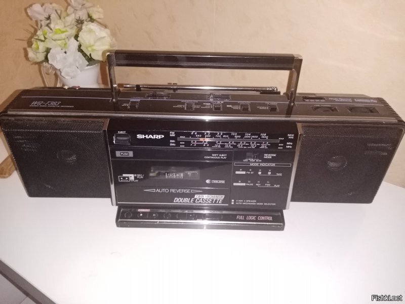 Слушаю иногда на этом шарпике старые кассеты. Правда есть ещё и панас cw200, но этих панасов пока ещё достаточно в этом мире. А вот этот мелкий шарпик достаточно раритетный. И звук очень неплох, хотя и аппарат небольшой.