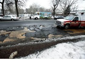 Еще один ДБ.  Эту улицу, на окраине  отремонтировали уже давно.   На полюбуйся на лунный пейзаж.    От оригинала издателей лунных пейзажей.  США,  Нью-йорк - крупнейший город.  Наши дни.  Иди попукай на патриотов олень.