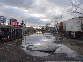 Еще один ДБ.  Эту улицу, на окраине  отремонтировали уже давно.   На полюбуйся на лунный пейзаж.    От оригинала издателей лунных пейзажей.  США,  Нью-йорк - крупнейший город.  Наши дни.  Иди попукай на патриотов олень.