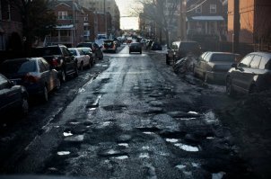 Еще один ДБ.  Эту улицу, на окраине  отремонтировали уже давно.   На полюбуйся на лунный пейзаж.    От оригинала издателей лунных пейзажей.  США,  Нью-йорк - крупнейший город.  Наши дни.  Иди попукай на патриотов олень.