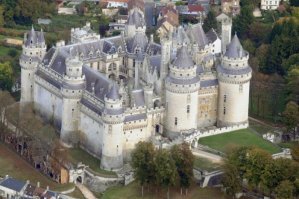 Замок Пьеррфон (Франция) в середине 19-го века и сейчас.
