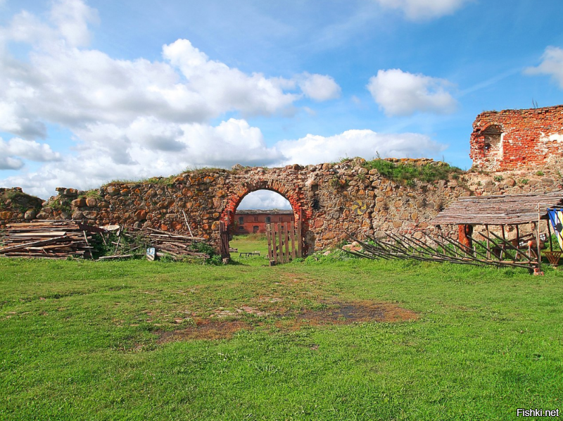 Калининградская область вообще богата историческими развалинами. Но вот я лично живу неподалёку от старинного замка Шаакен. Впервые прусская волость Шаакен (Сакен) упоминается в хронике Тевтонского ордена за 1258 год. «История старой Пруссии» говорит, что орденская деревянная крепость в Шаакене начала строиться в 1261 году. Средневековые строители заложили свою крепость не на побережье Куршского залива, а примерно в четырёх километрах от него. Для строительства была запружена река Шаакен (теперь Большая Моряна), и на топком болотистом грунте было построено оборонительное укрепление. В хронике также упоминается, что к 1270 году в Шаакене была достроена епископская деревянная крепость. Впоследствии к оборонительным стенам замка было пристроено большое количество построек, в которых располагались часовня, жилые помещения и другие хозяйственные строения.В период своего расцвета крепость могла похвастаться хорошими условиями комфортабельности. Замок Шаакен имел систему центрального печного отопления. Также в нем были организованы бани и туалеты, при этом канализационные отходы сливались непосредственно за стены крепости в болото.(старинная гранитная раковина на одном из фото.) Продумана была и планировка – первый этаж всегда использовался для хозяйственных нужд, а на втором и третьем жили монахи.  Слово «Шаакен» пришло из прусского языка и означает «трава». Что и не удивительно: природный ландшафт этих мест представляет собой пространство, заросшее травой, тростником и камышом. В 1697 году в гавани, расположенной недалеко от Шаакена, побывала часть «Великого посольства российского» на пути своего следования в Западную Европу. Царь Пётр I останавливался в Шаакене 11 ноября 1711 года, 6 июля 1712 и 23 сентября 1717 (даты по старому стилю).
Обидно, что разрушения произошли уже в наше время. Во время войны замок совсем не пострадал. Сейчас он официально принадлежит рпц. А на деле там музей. Постоянно проводятся различные мероприятия, бои рыцарей, файер шоу, экскурсии для всех возрастов и на разный вкус. Мы вот там день рождение байкерского клуба отмечали. Было очень классно.