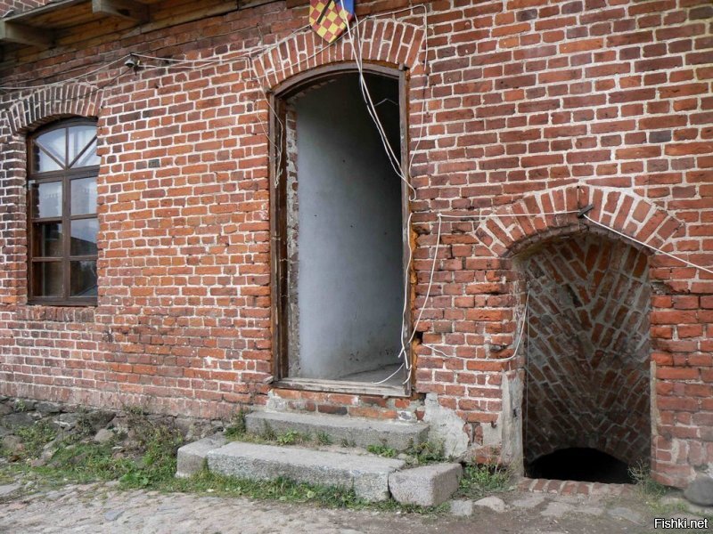 Калининградская область вообще богата историческими развалинами. Но вот я лично живу неподалёку от старинного замка Шаакен. Впервые прусская волость Шаакен (Сакен) упоминается в хронике Тевтонского ордена за 1258 год. «История старой Пруссии» говорит, что орденская деревянная крепость в Шаакене начала строиться в 1261 году. Средневековые строители заложили свою крепость не на побережье Куршского залива, а примерно в четырёх километрах от него. Для строительства была запружена река Шаакен (теперь Большая Моряна), и на топком болотистом грунте было построено оборонительное укрепление. В хронике также упоминается, что к 1270 году в Шаакене была достроена епископская деревянная крепость. Впоследствии к оборонительным стенам замка было пристроено большое количество построек, в которых располагались часовня, жилые помещения и другие хозяйственные строения.В период своего расцвета крепость могла похвастаться хорошими условиями комфортабельности. Замок Шаакен имел систему центрального печного отопления. Также в нем были организованы бани и туалеты, при этом канализационные отходы сливались непосредственно за стены крепости в болото.(старинная гранитная раковина на одном из фото.) Продумана была и планировка – первый этаж всегда использовался для хозяйственных нужд, а на втором и третьем жили монахи.  Слово «Шаакен» пришло из прусского языка и означает «трава». Что и не удивительно: природный ландшафт этих мест представляет собой пространство, заросшее травой, тростником и камышом. В 1697 году в гавани, расположенной недалеко от Шаакена, побывала часть «Великого посольства российского» на пути своего следования в Западную Европу. Царь Пётр I останавливался в Шаакене 11 ноября 1711 года, 6 июля 1712 и 23 сентября 1717 (даты по старому стилю).
Обидно, что разрушения произошли уже в наше время. Во время войны замок совсем не пострадал. Сейчас он официально принадлежит рпц. А на деле там музей. Постоянно проводятся различные мероприятия, бои рыцарей, файер шоу, экскурсии для всех возрастов и на разный вкус. Мы вот там день рождение байкерского клуба отмечали. Было очень классно.