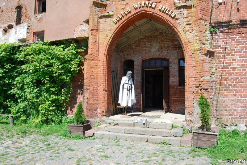 Калининградская область вообще богата историческими развалинами. Но вот я лично живу неподалёку от старинного замка Шаакен. Впервые прусская волость Шаакен (Сакен) упоминается в хронике Тевтонского ордена за 1258 год. «История старой Пруссии» говорит, что орденская деревянная крепость в Шаакене начала строиться в 1261 году. Средневековые строители заложили свою крепость не на побережье Куршского залива, а примерно в четырёх километрах от него. Для строительства была запружена река Шаакен (теперь Большая Моряна), и на топком болотистом грунте было построено оборонительное укрепление. В хронике также упоминается, что к 1270 году в Шаакене была достроена епископская деревянная крепость. Впоследствии к оборонительным стенам замка было пристроено большое количество построек, в которых располагались часовня, жилые помещения и другие хозяйственные строения.В период своего расцвета крепость могла похвастаться хорошими условиями комфортабельности. Замок Шаакен имел систему центрального печного отопления. Также в нем были организованы бани и туалеты, при этом канализационные отходы сливались непосредственно за стены крепости в болото.(старинная гранитная раковина на одном из фото.) Продумана была и планировка – первый этаж всегда использовался для хозяйственных нужд, а на втором и третьем жили монахи.  Слово «Шаакен» пришло из прусского языка и означает «трава». Что и не удивительно: природный ландшафт этих мест представляет собой пространство, заросшее травой, тростником и камышом. В 1697 году в гавани, расположенной недалеко от Шаакена, побывала часть «Великого посольства российского» на пути своего следования в Западную Европу. Царь Пётр I останавливался в Шаакене 11 ноября 1711 года, 6 июля 1712 и 23 сентября 1717 (даты по старому стилю).
Обидно, что разрушения произошли уже в наше время. Во время войны замок совсем не пострадал. Сейчас он официально принадлежит рпц. А на деле там музей. Постоянно проводятся различные мероприятия, бои рыцарей, файер шоу, экскурсии для всех возрастов и на разный вкус. Мы вот там день рождение байкерского клуба отмечали. Было очень классно.