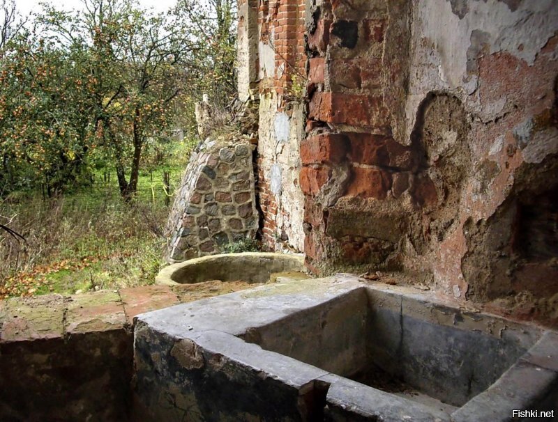 Калининградская область вообще богата историческими развалинами. Но вот я лично живу неподалёку от старинного замка Шаакен. Впервые прусская волость Шаакен (Сакен) упоминается в хронике Тевтонского ордена за 1258 год. «История старой Пруссии» говорит, что орденская деревянная крепость в Шаакене начала строиться в 1261 году. Средневековые строители заложили свою крепость не на побережье Куршского залива, а примерно в четырёх километрах от него. Для строительства была запружена река Шаакен (теперь Большая Моряна), и на топком болотистом грунте было построено оборонительное укрепление. В хронике также упоминается, что к 1270 году в Шаакене была достроена епископская деревянная крепость. Впоследствии к оборонительным стенам замка было пристроено большое количество построек, в которых располагались часовня, жилые помещения и другие хозяйственные строения.В период своего расцвета крепость могла похвастаться хорошими условиями комфортабельности. Замок Шаакен имел систему центрального печного отопления. Также в нем были организованы бани и туалеты, при этом канализационные отходы сливались непосредственно за стены крепости в болото.(старинная гранитная раковина на одном из фото.) Продумана была и планировка – первый этаж всегда использовался для хозяйственных нужд, а на втором и третьем жили монахи.  Слово «Шаакен» пришло из прусского языка и означает «трава». Что и не удивительно: природный ландшафт этих мест представляет собой пространство, заросшее травой, тростником и камышом. В 1697 году в гавани, расположенной недалеко от Шаакена, побывала часть «Великого посольства российского» на пути своего следования в Западную Европу. Царь Пётр I останавливался в Шаакене 11 ноября 1711 года, 6 июля 1712 и 23 сентября 1717 (даты по старому стилю).
Обидно, что разрушения произошли уже в наше время. Во время войны замок совсем не пострадал. Сейчас он официально принадлежит рпц. А на деле там музей. Постоянно проводятся различные мероприятия, бои рыцарей, файер шоу, экскурсии для всех возрастов и на разный вкус. Мы вот там день рождение байкерского клуба отмечали. Было очень классно.