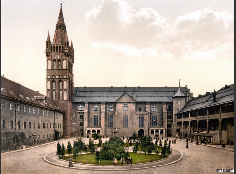 Дополню. Последние фото как взрывали и растаскивали танками этот замок. Со слезами на глазах ходили смотреть как врывают и разрушают эту красоту и величие. Ведь в этом замке была и немалая часть русской истории. Как можно было его уничтожить?! Пусть будут прокляты те чинуши, что приняли такое варварское и тупое решение!