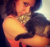 Попытка поцеловать кошку