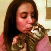 Попытка поцеловать кошку