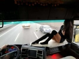 До чего сервис дошёл. В наше время "мамки" плечевых на подносе не разносили.