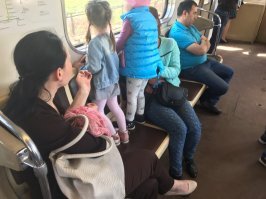 Ладно когда дома, у разных людей бывают разные странные привычки и особенности. Но когда откровенно невоспитанные люди выходят на улицу и начинают своим присутствием загаживать общественное место, вот  это уже реально бесит. Ещё хуже когда у быдла есть уже своя личинка, которая ведёт себя как будто в хлеву родилось. Хотя, скорее всего это недалеко от правды.