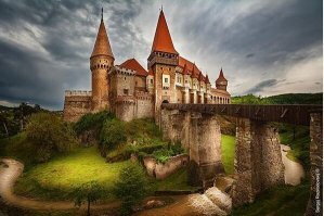 Интересный пост, спасибо. Кстати, замок Поенари, действительно, являлся настоящей резиденцией Влада Цепеша, а не Бран, в который туристы толпами едут. Пару лет назад в развалинах замка Поэнари обосновалась медведица с медвежатами и не пускала туда туристов :) 

Мы, как фанаты Румынии, любим прекрасно сохранившиеся замок Корвинов и Пелеш (справедливости ради скажу, что последний скорее дворец, чем замок).