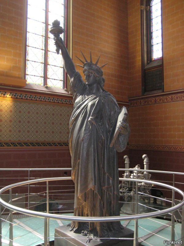 Первый макет(в Музее искусств и ремесел), по которому впоследствии скульптор Огюст Бартольди и создал известную многим «Свободу, озаряющую мир».
Вторая статуя расположена у входа в музей Орсэ.