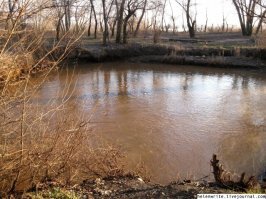 Фигня
Фото номер раз - завод полимер
Фото номер два - метталлургические заводы, цвет воды в зависимости от производства от бурого до красного
