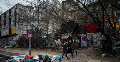 Андрей, это сообщество где выкладывают фото непрезентабельных мест. Они не "обсирают" кого-то конкретно. У них такие фото есть по множеству городов во множестве стран.
Если вы перейдете в сообщество автора вам - это станет понятно.
А так, такие места можно найти и в Лондоне и в Париже и в Берлине.

Далее на фото:
1. Лондон.
2. Париж.
3. Берлин.