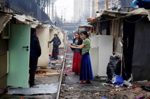 Андрей, это сообщество где выкладывают фото непрезентабельных мест. Они не "обсирают" кого-то конкретно. У них такие фото есть по множеству городов во множестве стран.
Если вы перейдете в сообщество автора вам - это станет понятно.
А так, такие места можно найти и в Лондоне и в Париже и в Берлине.

Далее на фото:
1. Лондон.
2. Париж.
3. Берлин.