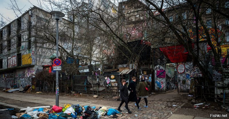 Андрей, это сообщество где выкладывают фото непрезентабельных мест. Они не "обсирают" кого-то конкретно. У них такие фото есть по множеству городов во множестве стран.
Если вы перейдете в сообщество автора вам - это станет понятно.
А так, такие места можно найти и в Лондоне и в Париже и в Берлине.

Далее на фото:
1. Лондон.
2. Париж.
3. Берлин.