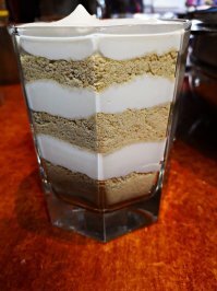 Хм...ленивые упыря не способных ни на что, это не рецепт. это шняга для ленивых...
даже как то грустно стало после прочтения. Но я найду именно для таких как вы борцов  за высочайшую кулинарию.
В моем скромном арсенале есть рецепт десерта, который я готовлю, не более пяти минут. Моя семья его обожает. Это действительно невероятно нежный. вкусный десерт . Когда я его узнал ,о нем в интернете практически не было информации. Да его и сейчас мало кто знает. И если ты говоришь что такие рецепты для упырей. то разочарую тебя. Его обожают и он всегда есть в меню отелей Макао . Именно от туда я его и привез. Называется Серрадура. Проще этого рецепта, даже наверное сложно придумать. но по вкусу и по взрыву текстур. он может потягаться со многими рецептами. Основа это перебитое галетное печенье Мария
так что, шняга для ленивых упырей может быть ой ой как вкусна