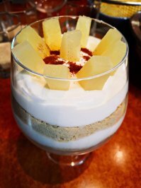 Хм...ленивые упыря не способных ни на что, это не рецепт. это шняга для ленивых...
даже как то грустно стало после прочтения. Но я найду именно для таких как вы борцов  за высочайшую кулинарию.
В моем скромном арсенале есть рецепт десерта, который я готовлю, не более пяти минут. Моя семья его обожает. Это действительно невероятно нежный. вкусный десерт . Когда я его узнал ,о нем в интернете практически не было информации. Да его и сейчас мало кто знает. И если ты говоришь что такие рецепты для упырей. то разочарую тебя. Его обожают и он всегда есть в меню отелей Макао . Именно от туда я его и привез. Называется Серрадура. Проще этого рецепта, даже наверное сложно придумать. но по вкусу и по взрыву текстур. он может потягаться со многими рецептами. Основа это перебитое галетное печенье Мария
так что, шняга для ленивых упырей может быть ой ой как вкусна